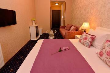 Фото номера Улучшенный двухместный номер с 1 кроватью Отель King David Hotel г. Тбилиси 4