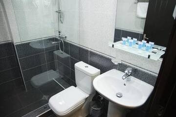 Фото номера Стандартный семейный номер Отель Light House Old City г. Тбилиси 7