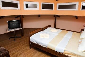 Фото номера Двухместный номер с 2 отдельными кроватями, вид на сад Хостелы GL Hostel г. Тбилиси 4