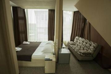 Фото номера Семейный номер с балконом Отель Tbiliseli Boutique Hotel г. Тбилиси 7