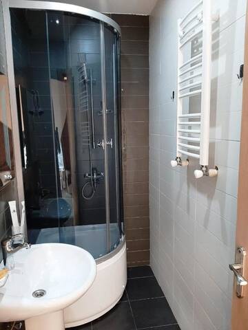 Фото номера Стандартный трехместный номер Отель Tbiliseli Boutique Hotel г. Тбилиси 4