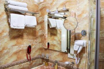 Фото номера Улучшенный номер с кроватью размера «king-size» Отель Elegant Boutique Rustaveli г. Тбилиси 4