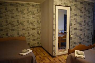 Фото номера Трехместный номер с основными удобствами Гостевой дом Lea Guest House г. Тбилиси 7