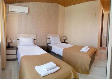 Фото номера Двухместный номер бизнес-класса с 2 отдельными кроватями Отель Bonus Hotel г. Тбилиси 2