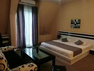 Фото номера Стандартный трехместный номер Отель Hotel Diplomat г. Тбилиси 6