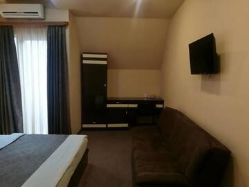 Фото номера Стандартный трехместный номер Отель Hotel Diplomat г. Тбилиси 9
