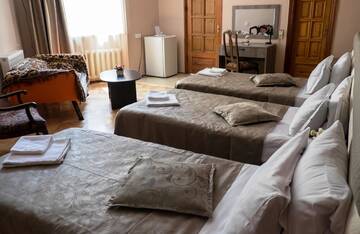 Фото номера Стандартный трехместный номер Отель Georgian House г. Тбилиси 2