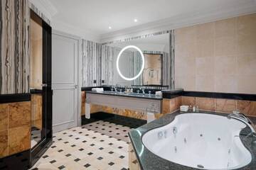 Фото номера Junior Suite, Executive lounge access, 1 King, Sofa bed Отель Tbilisi Marriott Hotel г. Тбилиси 8