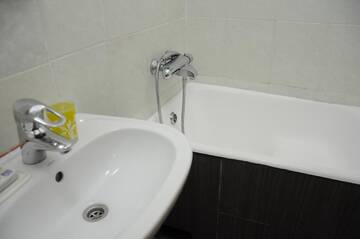 Фото номера Стандартный трехместный номер Отель Gutsa Artists Mini-Hotel г. Тбилиси 16