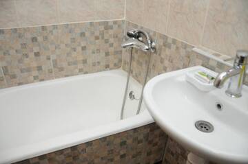 Фото номера Стандартный трехместный номер Отель Gutsa Artists Mini-Hotel г. Тбилиси 22