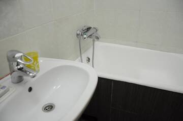 Фото номера Стандартный трехместный номер Отель Gutsa Artists Mini-Hotel г. Тбилиси 23