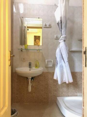 Фото номера Стандартный трехместный номер Отель Gutsa Artists Mini-Hotel г. Тбилиси 29