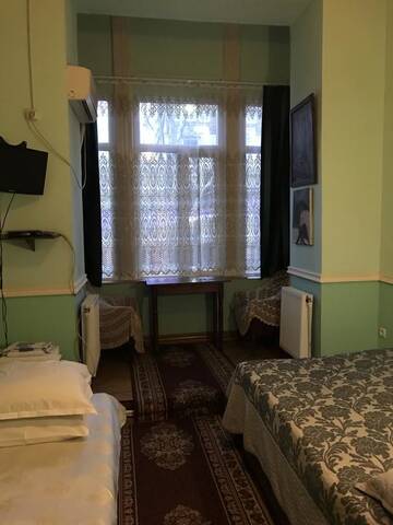 Фото номера Стандартный трехместный номер Отель Gutsa Artists Mini-Hotel г. Тбилиси 12