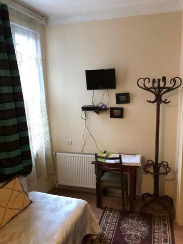 Фото номера Стандартный трехместный номер Отель Gutsa Artists Mini-Hotel г. Тбилиси 31