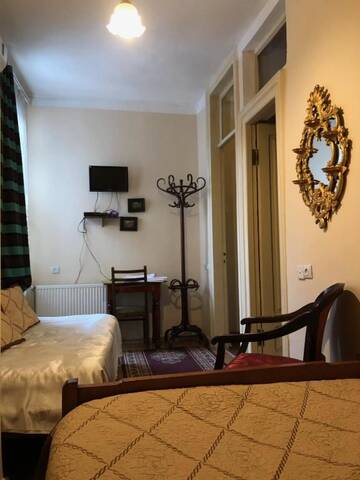 Фото номера Стандартный трехместный номер Отель Gutsa Artists Mini-Hotel г. Тбилиси 32