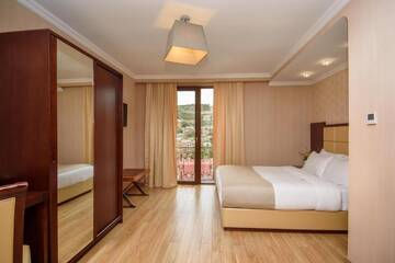 Фото номера Стандартный двухместный номер с 1 кроватью Отель KMM Hotel г. Тбилиси 4