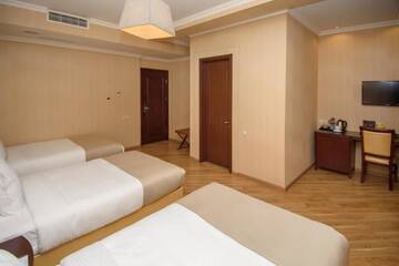 Фото номера Стандартный трехместный номер Отель KMM Hotel г. Тбилиси 3