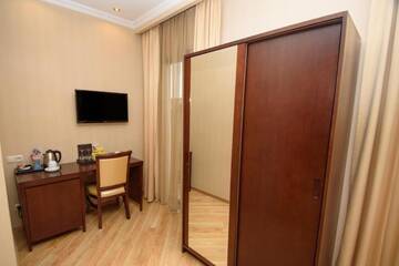 Фото номера Стандартный трехместный номер Отель KMM Hotel г. Тбилиси 4