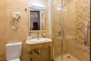 Фото номера Стандартный трехместный номер Отель KMM Hotel г. Тбилиси 5