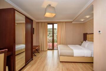 Фото номера Стандартный двухместный номер с 1 кроватью Отель KMM Hotel г. Тбилиси 3