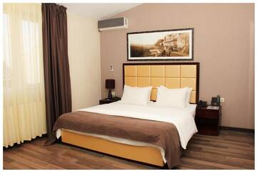 Фото номера Улучшенный двухместный номер с 1 кроватью Отель Hotel Orion Old Town г. Тбилиси 7
