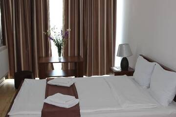 Фото номера Улучшенный трехместный номер Отель Hotel Nina г. Тбилиси 14