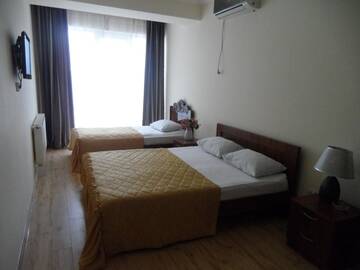 Фото номера Улучшенный трехместный номер Отель Hotel Nina г. Тбилиси 6