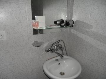 Фото номера Улучшенный трехместный номер Отель Hotel Nina г. Тбилиси 8