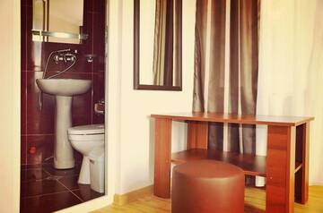 Фото номера Улучшенный трехместный номер Отель Hotel Nina г. Тбилиси 7
