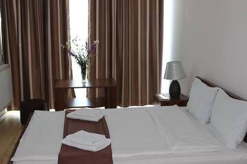 Фото номера Улучшенный трехместный номер Отель Hotel Nina г. Тбилиси 2