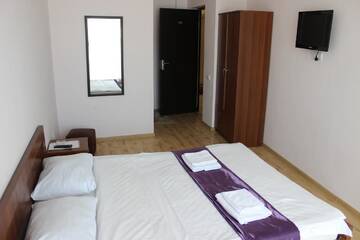 Фото номера Улучшенный трехместный номер Отель Hotel Nina г. Тбилиси 12