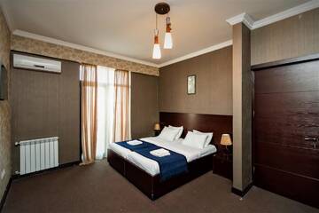 Фото номера Улучшенный двухместный номер с 2 отдельными кроватями Отель Hotel Sololaki г. Тбилиси 3