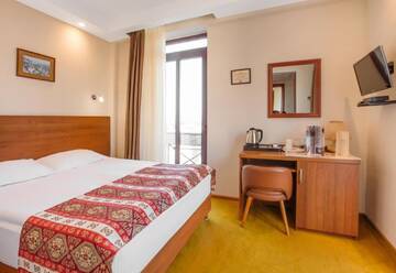 Фото номера Двухместный номер эконом-класса с балконом Отель Urban Boutique Hotel г. Тбилиси 5