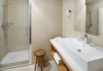 Фото номера Трехместный номер эконом-класса Отель Urban Boutique Hotel г. Тбилиси 2