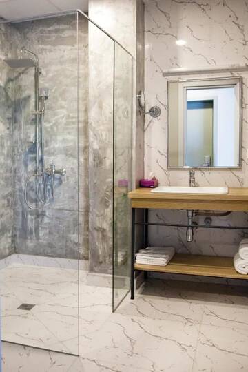 Фото номера Улучшенный двухместный номер с 2 отдельными кроватями Отель The Terrace Boutique Hotel г. Тбилиси 2