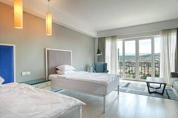 Фото номера Улучшенный двухместный номер с 2 отдельными кроватями Отель The Terrace Boutique Hotel г. Тбилиси 5
