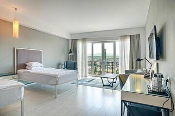 Фото номера Улучшенный двухместный номер с 2 отдельными кроватями Отель The Terrace Boutique Hotel г. Тбилиси 3