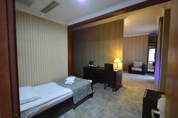Фото номера Трехместный номер Отель Hotel Astoria Tbilisi г. Тбилиси 4