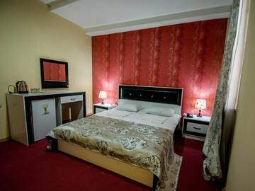 Фото номера Улучшенный двухместный номер с 1 кроватью Отель Hotel Batoni Near Airport г. Тбилиси 19