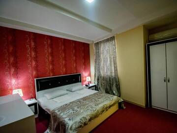 Фото номера Улучшенный двухместный номер с 1 кроватью Отель Hotel Batoni Near Airport г. Тбилиси 17