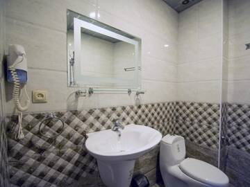 Фото номера Улучшенный двухместный номер с 1 кроватью Отель Hotel Batoni Near Airport г. Тбилиси 13