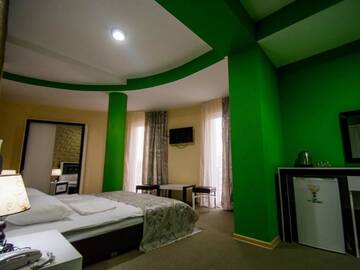 Фото номера Улучшенный двухместный номер с 1 кроватью Отель Hotel Batoni Near Airport г. Тбилиси 14