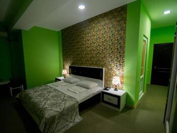 Фото номера Улучшенный двухместный номер с 1 кроватью Отель Hotel Batoni Near Airport г. Тбилиси 15