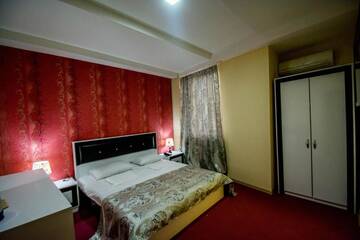 Фото номера Улучшенный двухместный номер с 1 кроватью Отель Hotel Batoni Near Airport г. Тбилиси 22