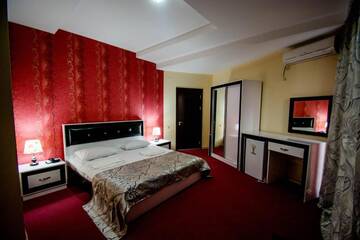 Фото номера Улучшенный двухместный номер с 1 кроватью Отель Hotel Batoni Near Airport г. Тбилиси 24