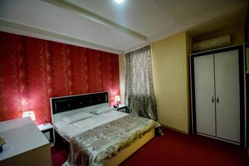 Фото номера Улучшенный двухместный номер с 1 кроватью Отель Hotel Batoni Near Airport г. Тбилиси 4