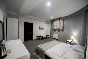 Фото номера Стандартный двухместный номер с 1 кроватью Отель Hotel Batoni Near Airport г. Тбилиси 2