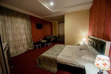 Фото номера Трехместный номер «Комфорт» Отель Hotel Batoni Near Airport г. Тбилиси 4