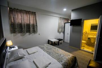 Фото номера Стандартный двухместный номер с 1 кроватью Отель Hotel Batoni Near Airport г. Тбилиси 3