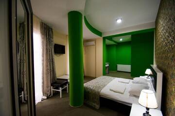Фото номера Улучшенный двухместный номер с 1 кроватью Отель Hotel Batoni Near Airport г. Тбилиси 8